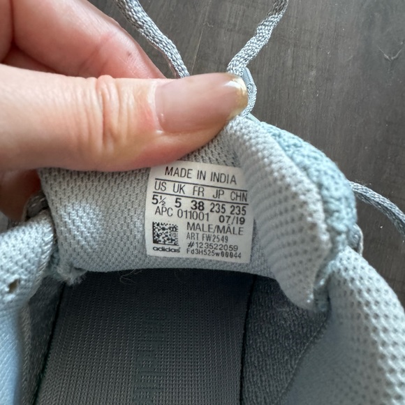 adidas yeezy boost 700 V2 - Picture 2 of 4